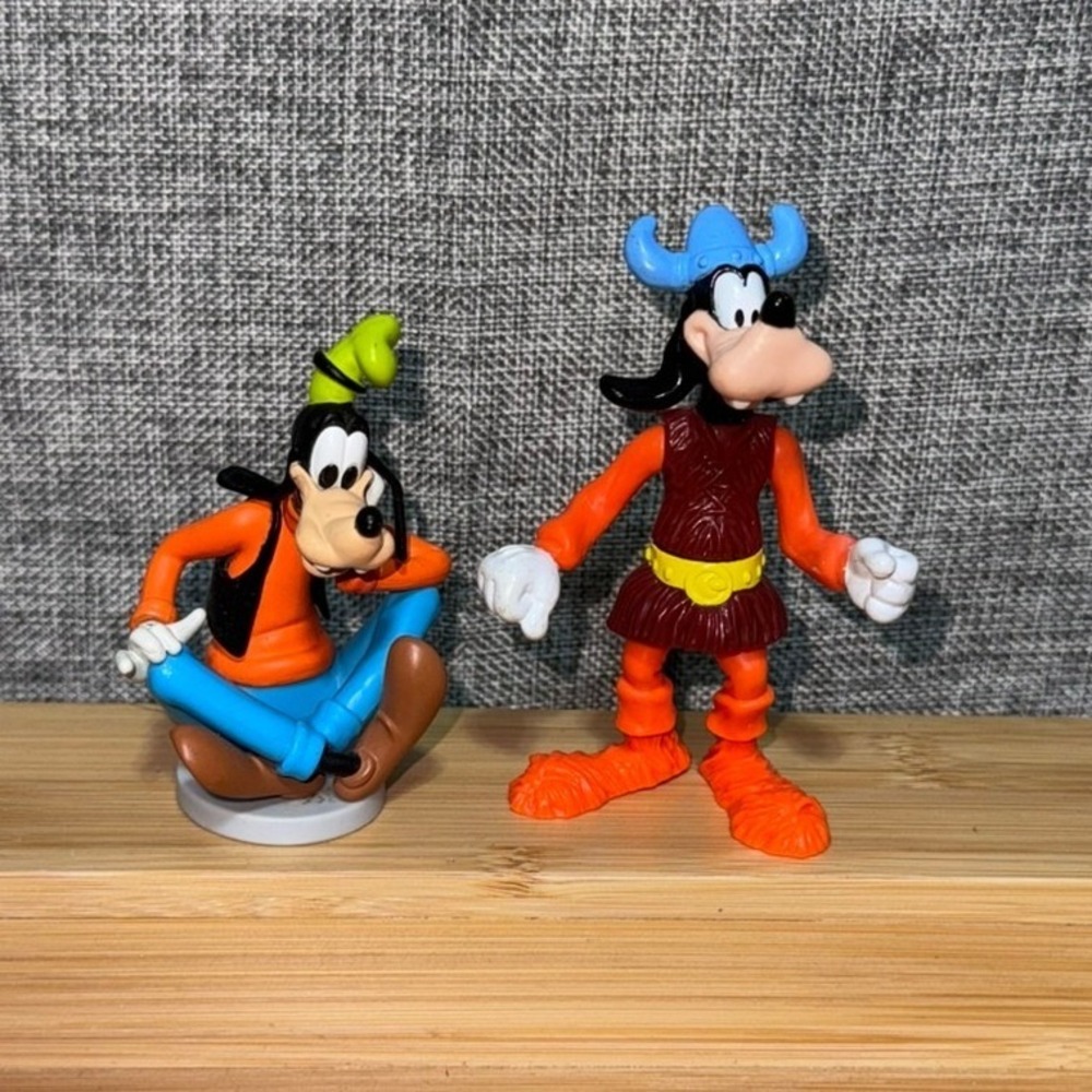 Disney Goofy Figure Set Viking Costume and Classic Sitting Pose Action Figures